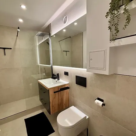 New - - Hauptbahnhof - 4 Guests
